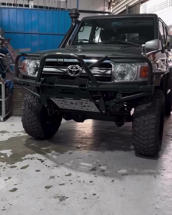 Toyota Machito con parachoques delantero Rally BT4x4 en el taller