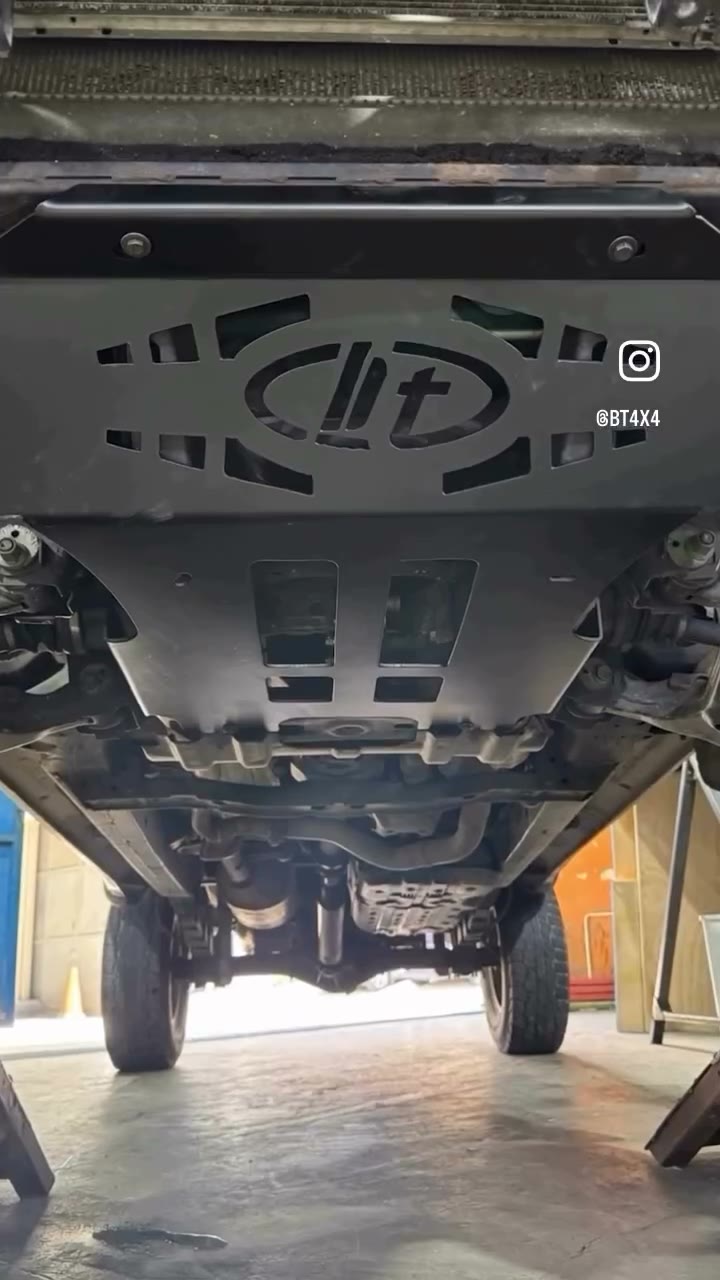 Placa inferior de un parachoques con el logo BT4x4 cortado